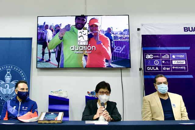 Presentan playera y medalla del Duatlón BUAP Mistertennis Puebla 2023