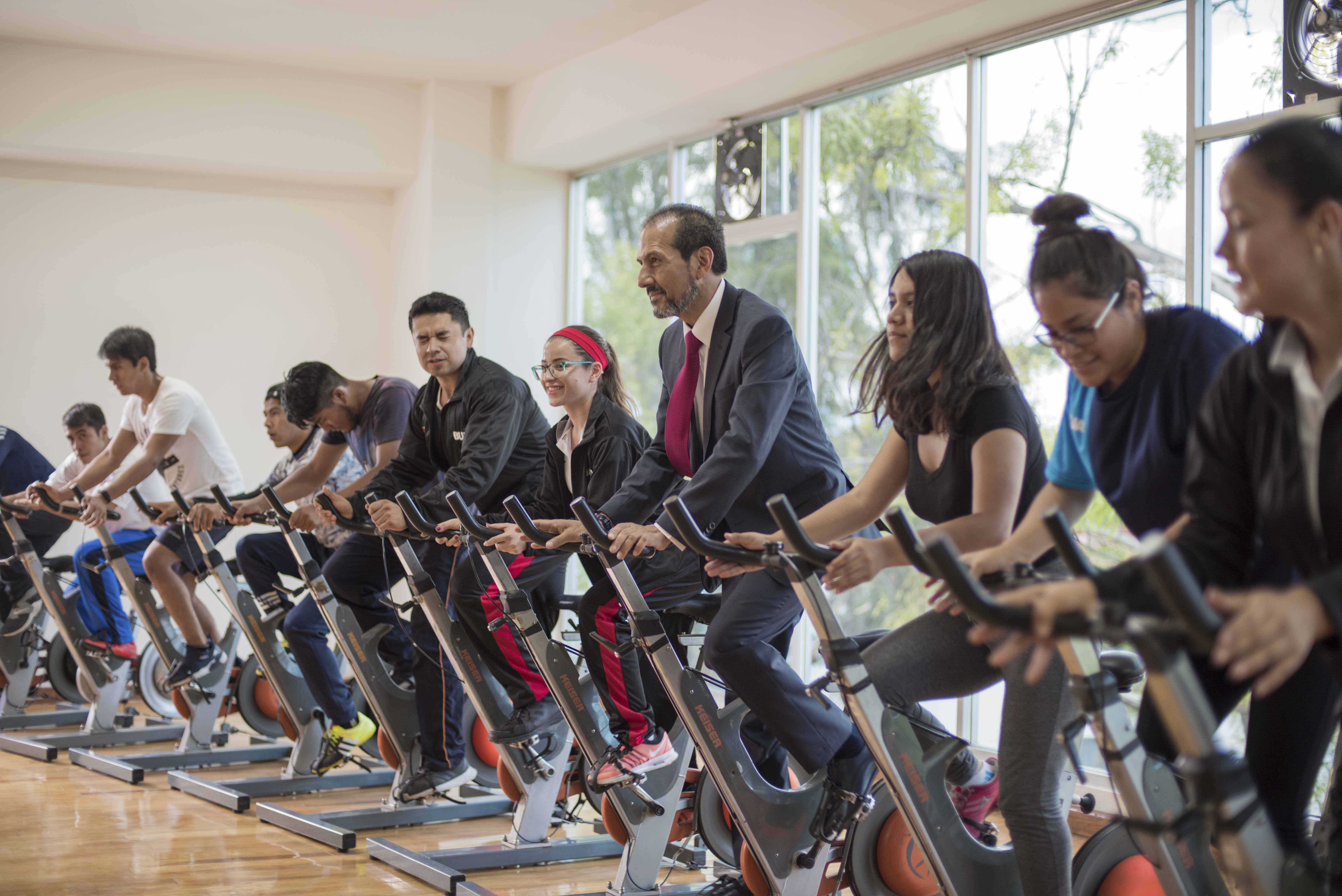 Entrega Esparza rehabilitación del gimnasio en el Comde BUAP