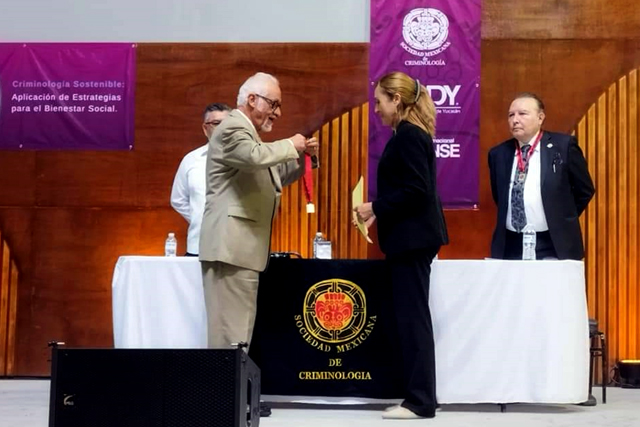 Docente de BUAP recibe Medalla al Mérito Criminológico Alfonso Quiroz Cuarón