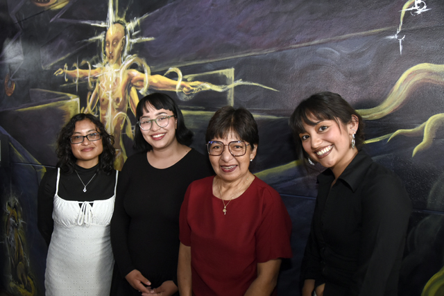 Estudiantes de Artes-BUAP realizan mural en la Facultad de Psicología por sus 60 años