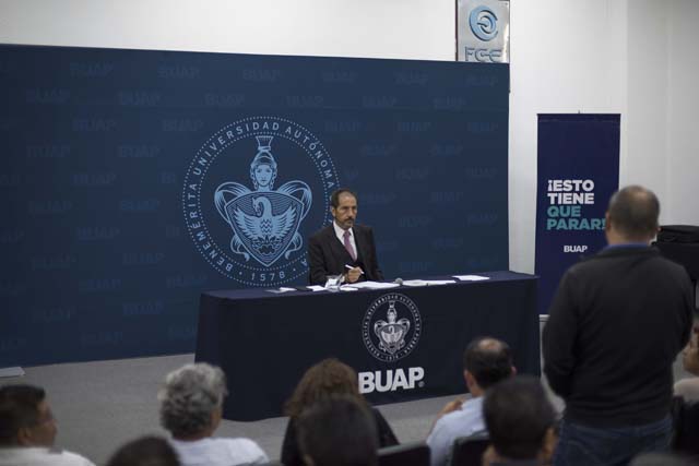 Dialoga Esparza con alumnos y docentes de la BUAP