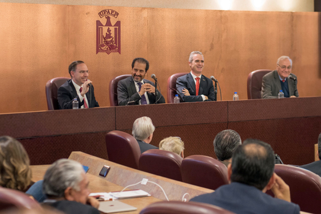Universidades deben formar ciudadanos adaptables: Esparza