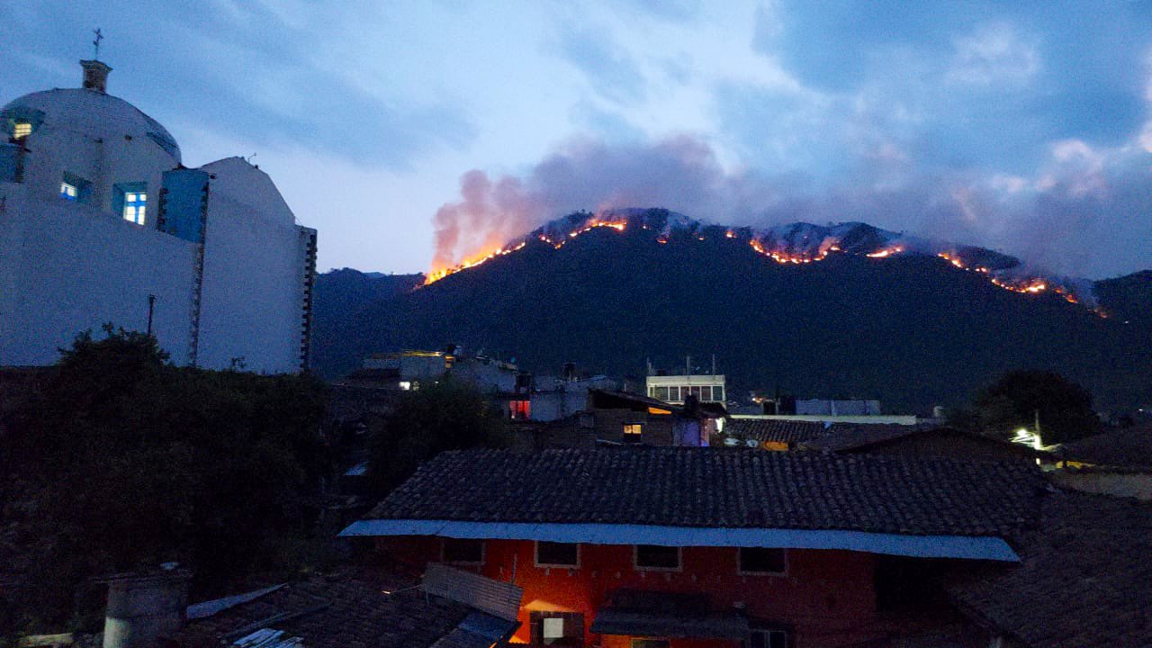 (FOTOS) Tetela de Ocampo: fuego salta de basurero y se convierte en incendio forestal