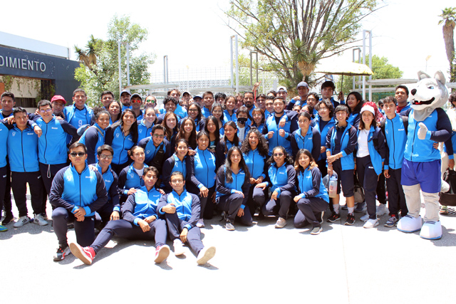 Rectora entrega uniformes a deportistas que participarán en Universiada Regional