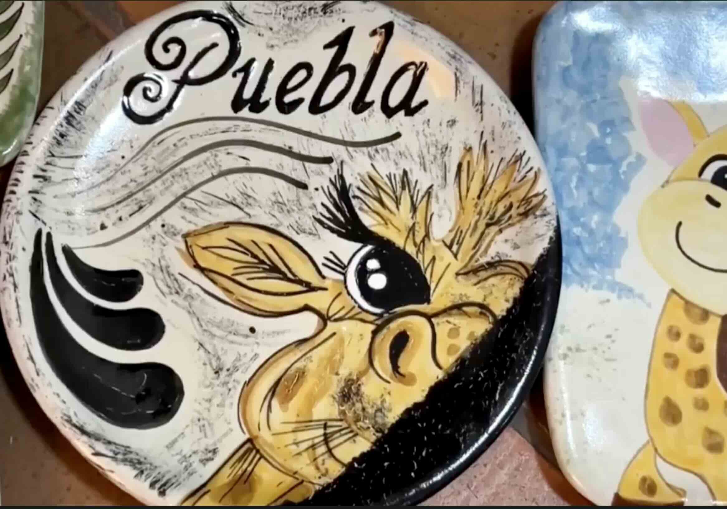 (Fotos) La jirafa Benito, inmortalizada en piezas de Talavera hecha en Puebla