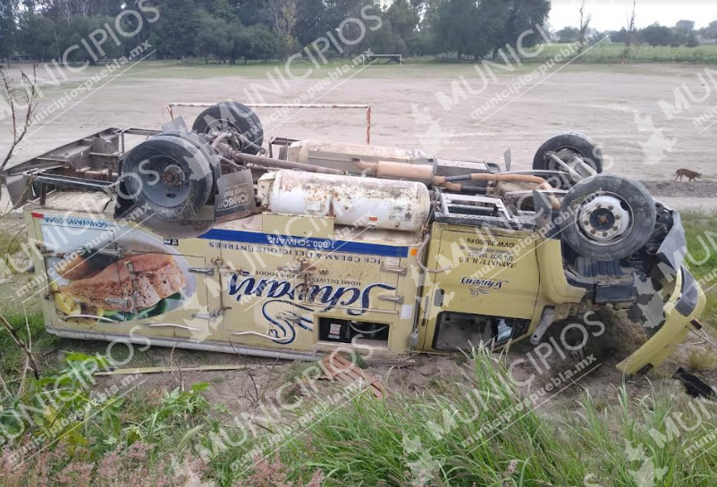 Camión termina volcado en intento de asalto en Tecamachalco 