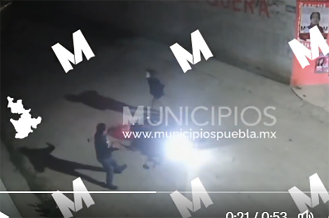 VIDEO A punta de pistola le quitan su moto en Amozoc