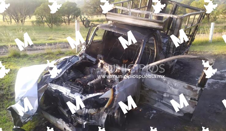 Camioneta procedente de Texmelucan choca y se calcina en Tlaxcala