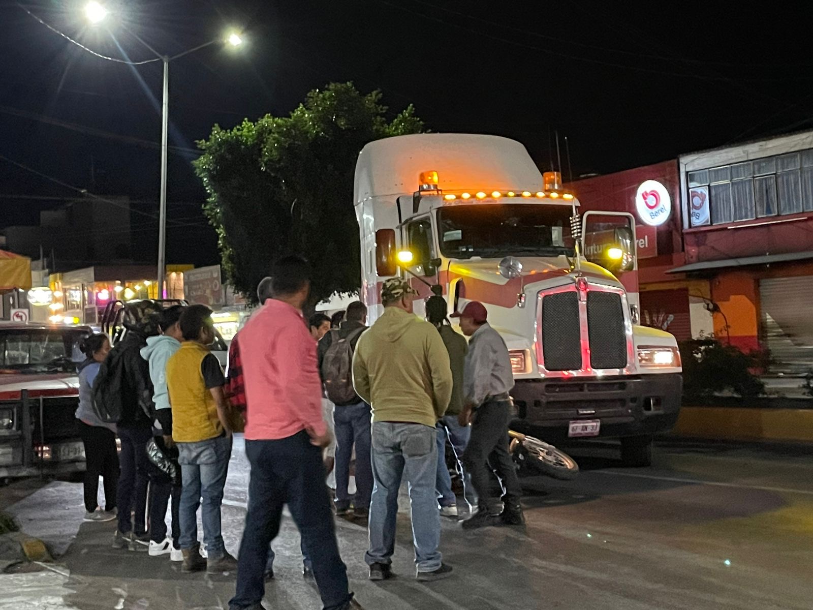 Ladrones abandonan en pleno bulevar de Tecamachalco tractocamión robado 