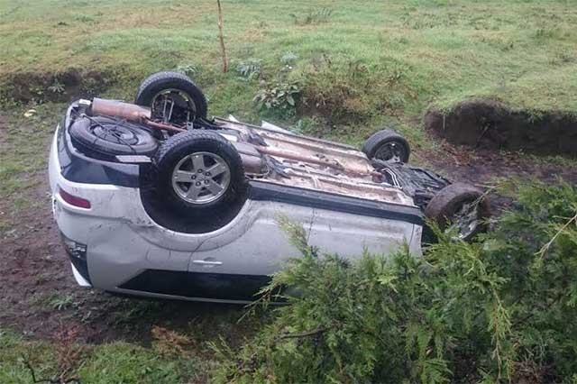 Abandonan camioneta que volcó sobre la Amozoc - Nautla