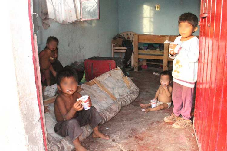 Mujer intenta recuperar a los 8 niños abandonados de Tehuacán