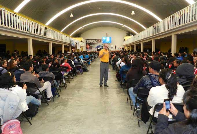 Abarrotan jóvenes conferencia de Rodolfo Neri Vela en Tlachichuca