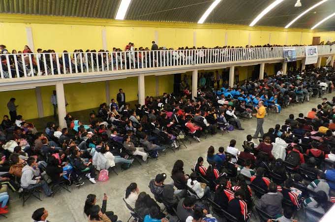 Abarrotan jóvenes conferencia de Rodolfo Neri Vela en Tlachichuca