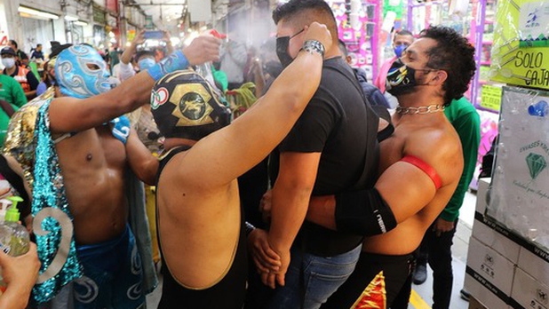 Estos luchadores te aplican una llave si vas a la Central de Abasto sin cubreboca