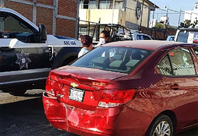 Mujer policía causa carambola en mercado La Acocota en Puebla
