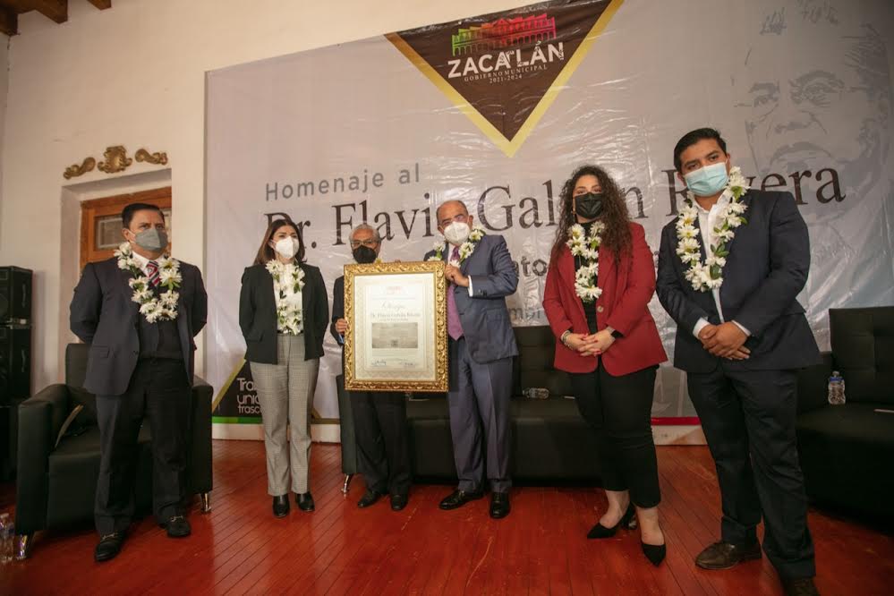 Entrega Zacatlán copia del título de Ciudad al Doctor Flavio Galván