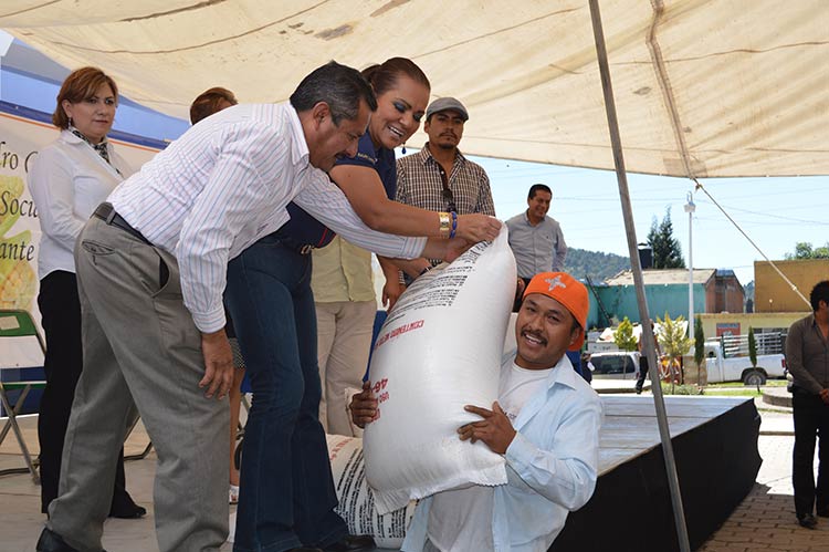 Entrega Parra Jiménez 50 toneladas de fertilizante a agricultores