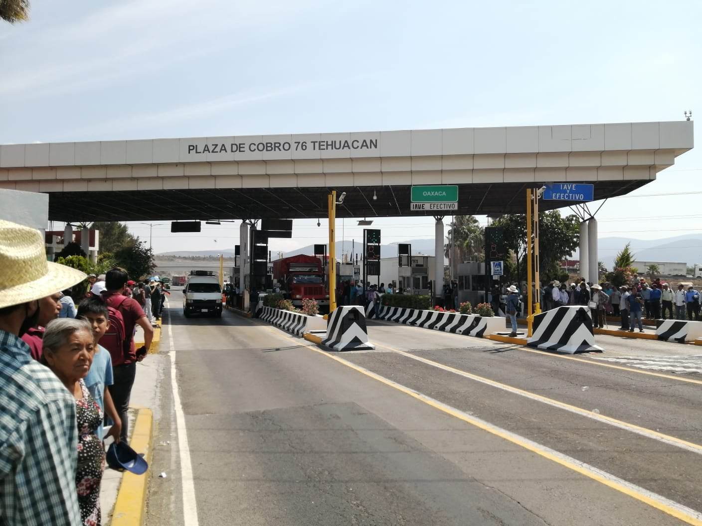 Reabren carreteras tras protestas por uso de avionetas antilluvias en Tehuacán