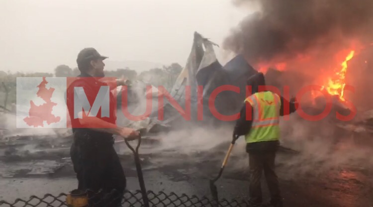 VIDEO Turistas circulan entre camiones quemados por huachicoleros