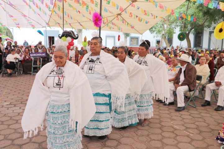 Realizan Encuentro Folklórico de Adultos Mayores en Quecholac