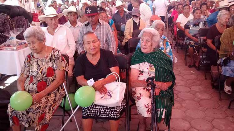 Agasajan en la Mixteca a adultos mayores por el Día del Abuelo