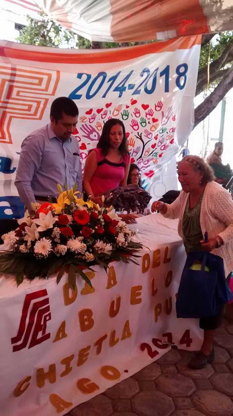 Agasajan en la Mixteca a adultos mayores por el Día del Abuelo