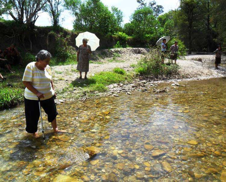 Agasajan en la Mixteca a adultos mayores por el Día del Abuelo