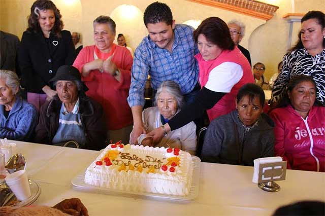 Festejan Día del Abuelo en ayuntamiento de Chignahuapan