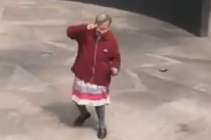 VIDEO Abuelita se hace viral por su forma de bailar rock