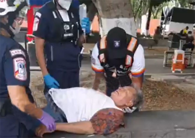Abuelito resulta herido al caer desde su propia altura en calles del centro de Puebla