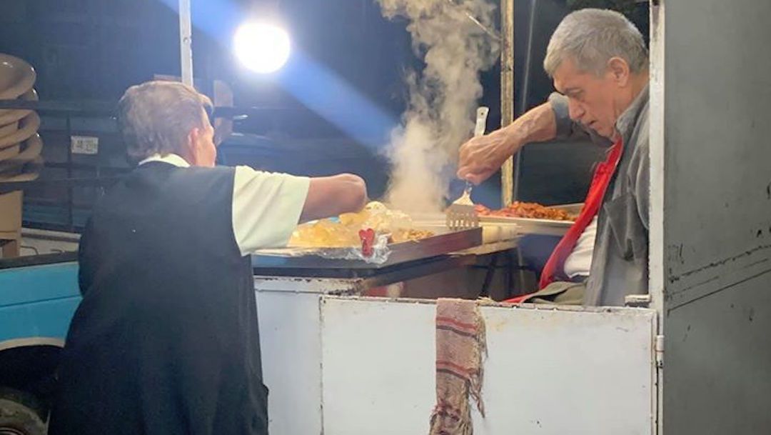 Conmueven abuelitos que atienden su puesto de tacos hasta la madrugada