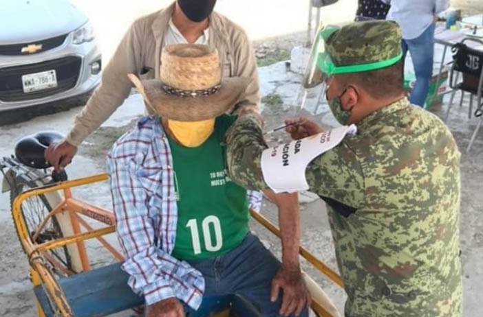 Abuelito llega en triciclo para que le apliquen vacuna Covid en Tamaulipas