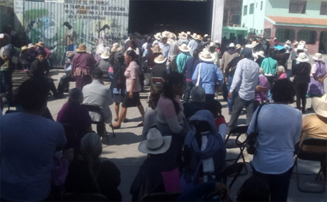 Abuelitos se reúnen en Azumiatla para recibir apoyo federal pese a contingencia