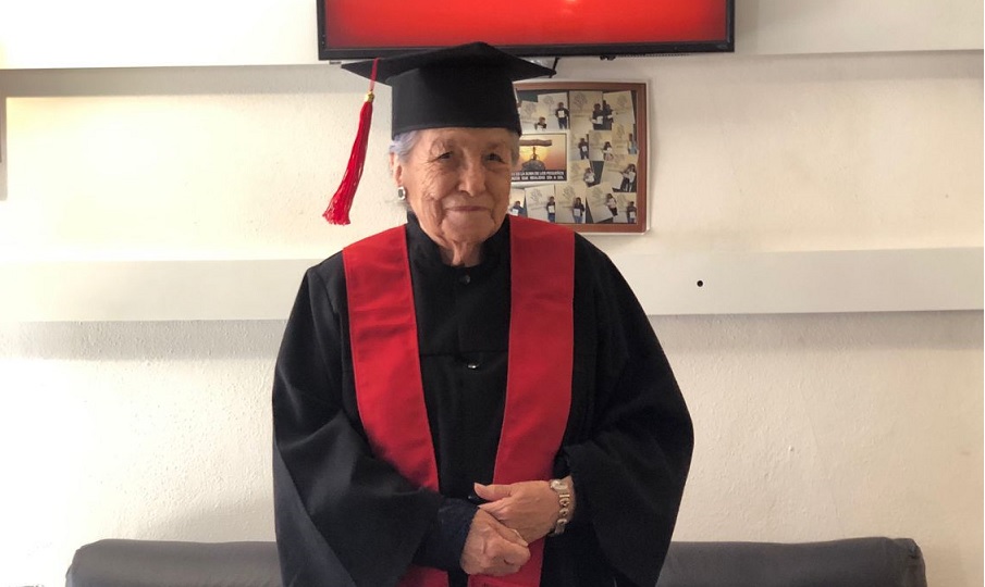 Doña Jose se gradúa de 93 años en Administración de Empresas