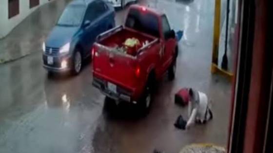 Atropella camioneta a dos abuelitas en Zacatlán