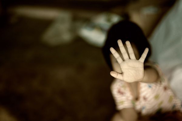 Detienen a pareja sospechosa de abusar sexualmente de su hija en Tehuacán