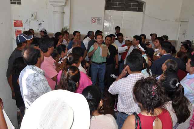Quitan ambulantes del centro de Acatlán y los llevan a mercado
