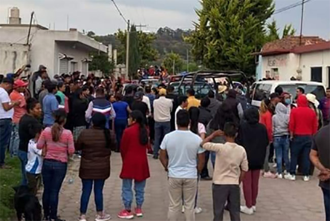 Rescatan a repartidores de ser linchados en Acajete