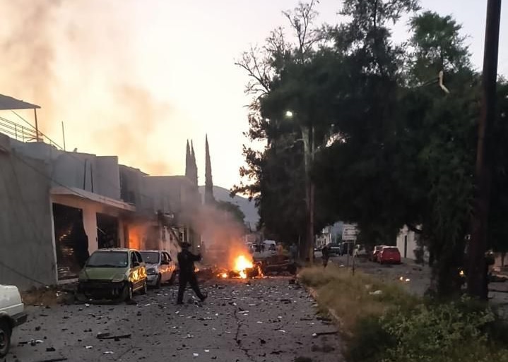 Explota coche bomba en sede de la policía en Acámbaro, Guanajuato