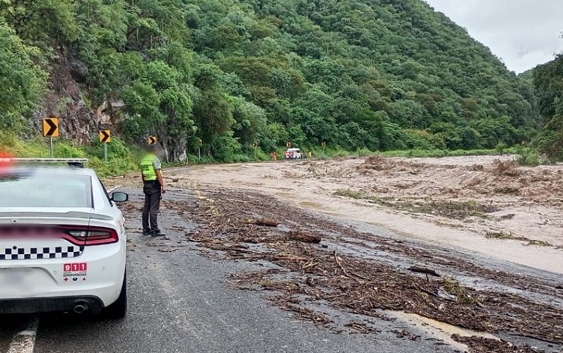 Cierran autopistas hacia Acapulco ante deslaves provocados por John