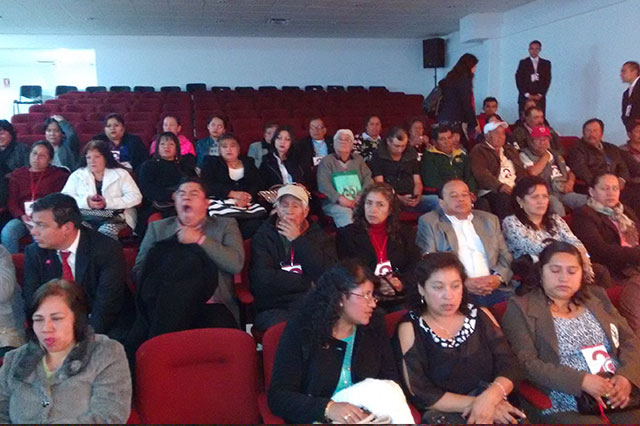 Con empleados y familiares llenan informe de edil de Texmelucan