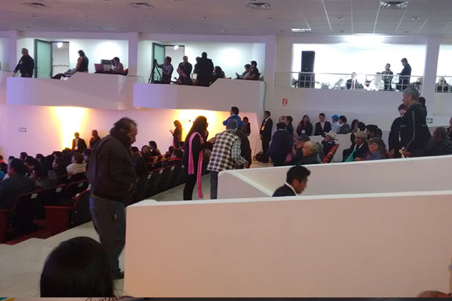 Con empleados y familiares llenan informe de edil de Texmelucan