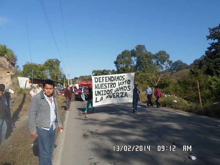 Inconformes con resultados electorales bloquean accesos a Acateno