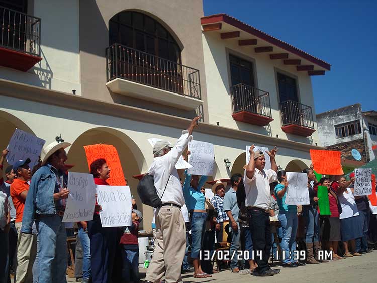 Inconformes con resultados electorales bloquean accesos a Acateno