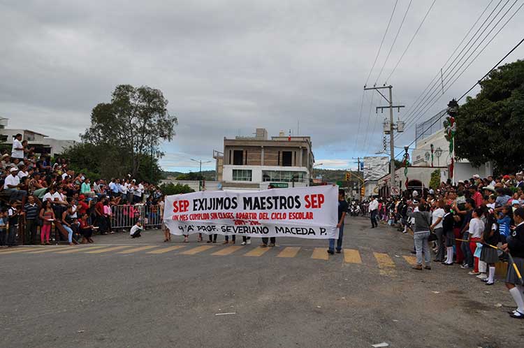 Exigen maestros a la SEP durante desfile en Acatlán