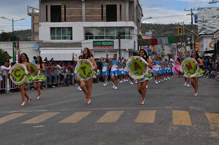 Exigen maestros a la SEP durante desfile en Acatlán