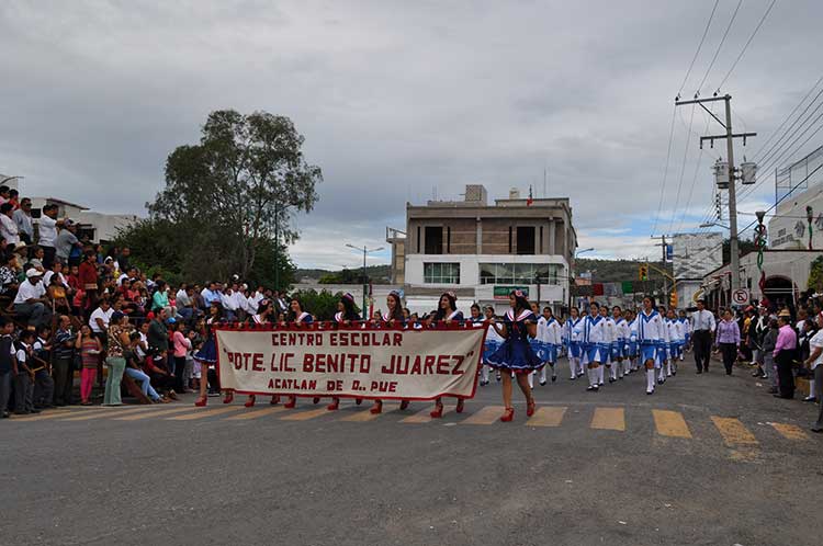 Exigen maestros a la SEP durante desfile en Acatlán