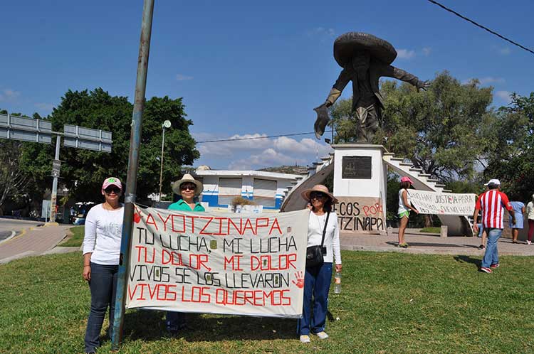 Protestan profesionistas de Acatlán por Ayotzinapa