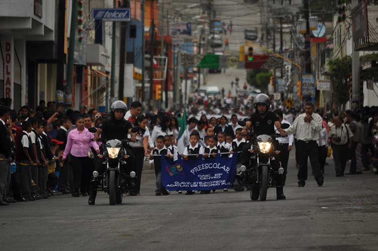 Exigen maestros a la SEP durante desfile en Acatlán