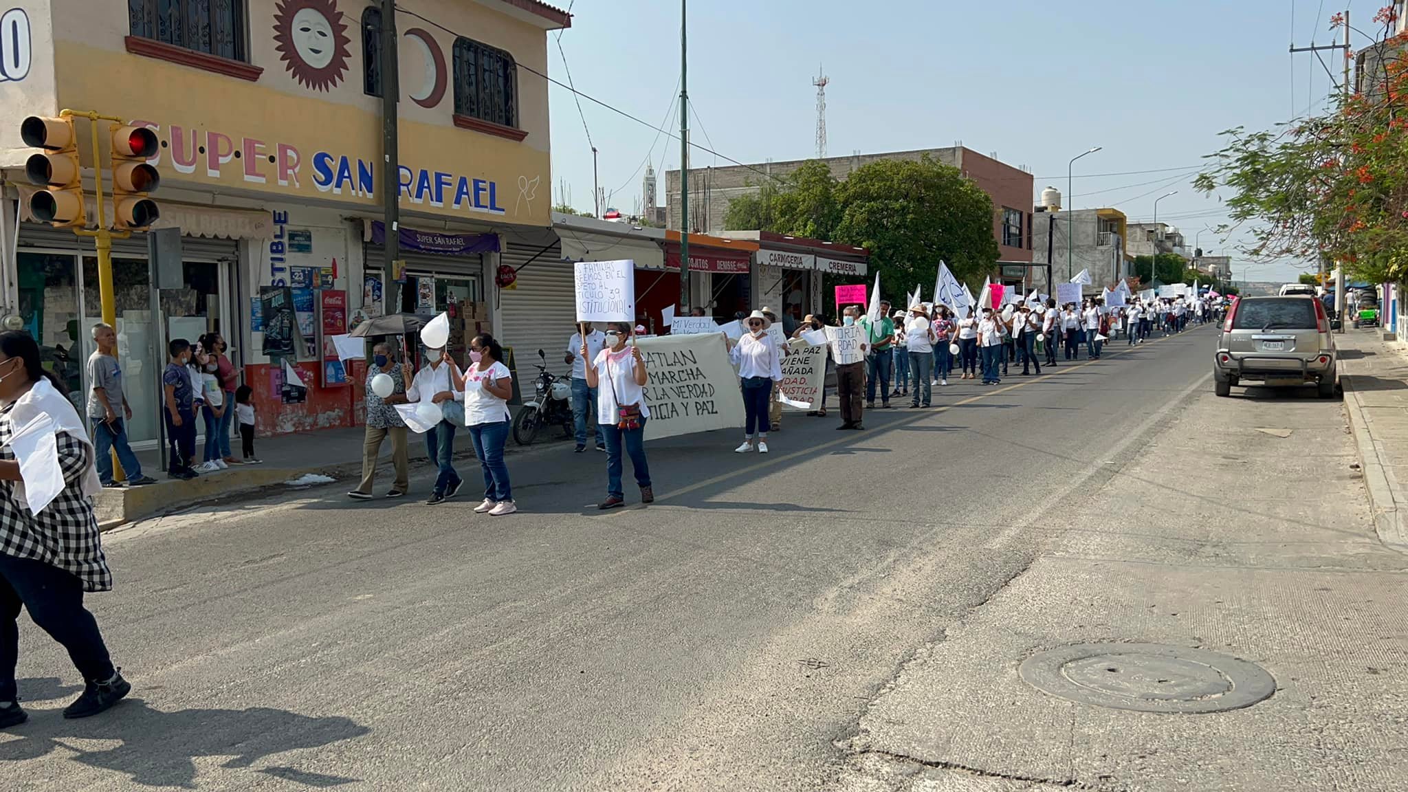 Marchan por la verdad, justicia y paz en Acatlán  